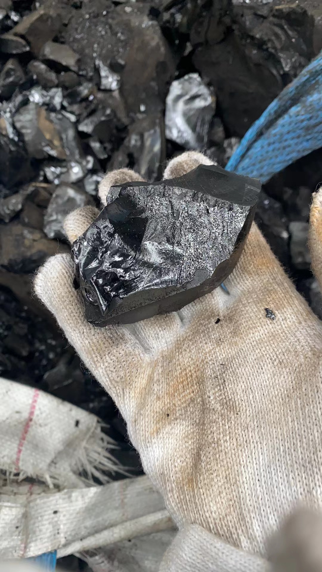 煤沥青-电解铝阳极制品起到的作用  我们知道,在霍尔一埃鲁法电解铝