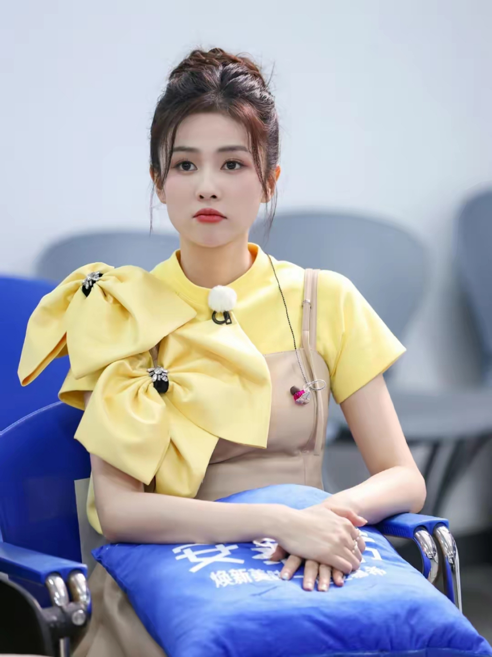 白鹿的造型还是很百变的,扎丸子头恬静温柔,不大笑的时候是温柔小