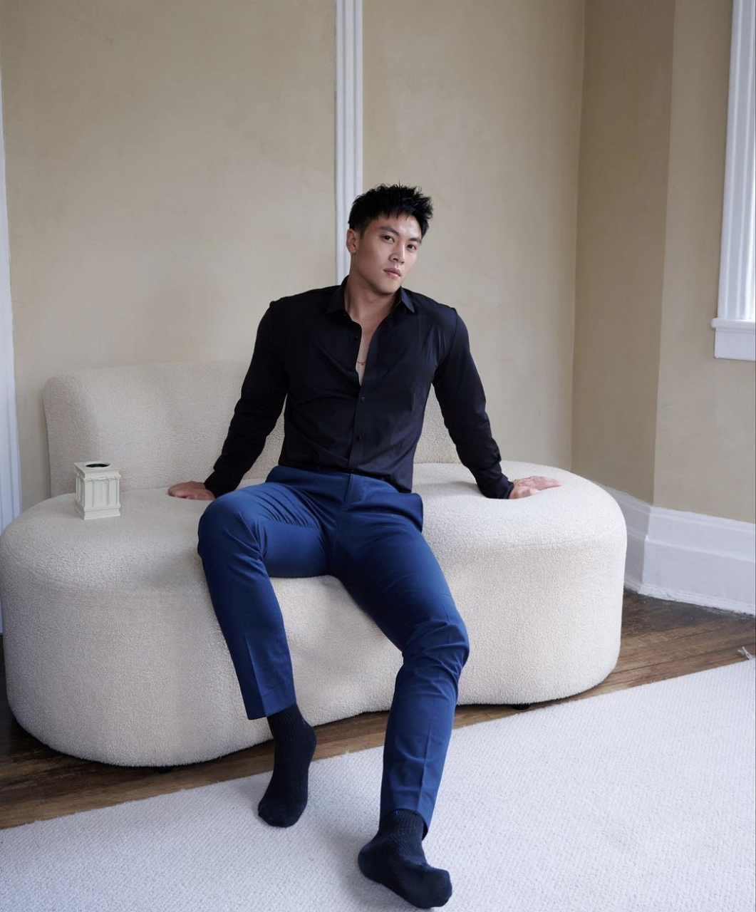 后看到一个穿正装的小哥,整体都很好看,上半身很养眼,但是穿了白袜