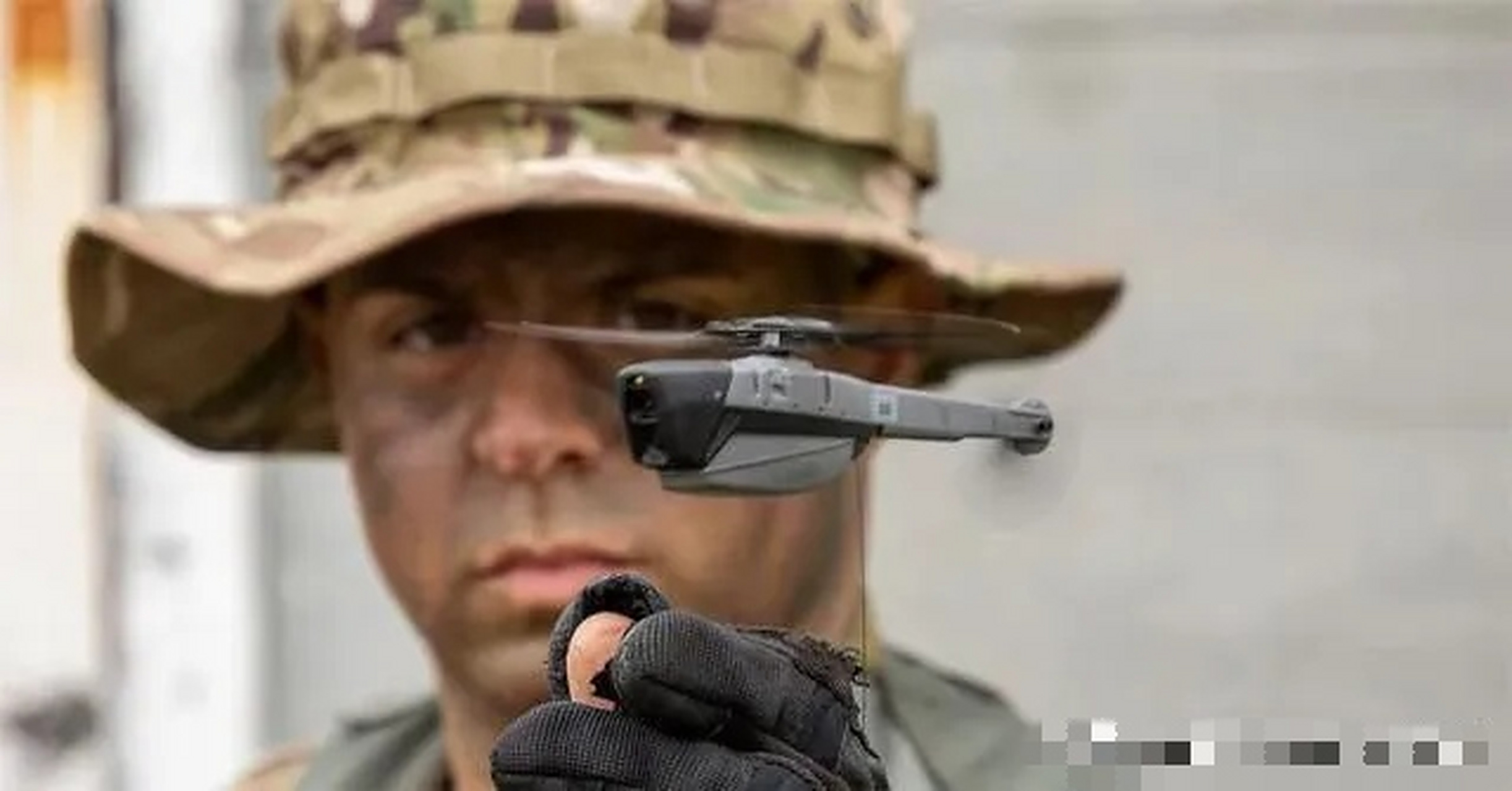 近日俄罗斯缴获英国援助给乌克兰的微型侦查无人机,俄罗斯很是珍惜