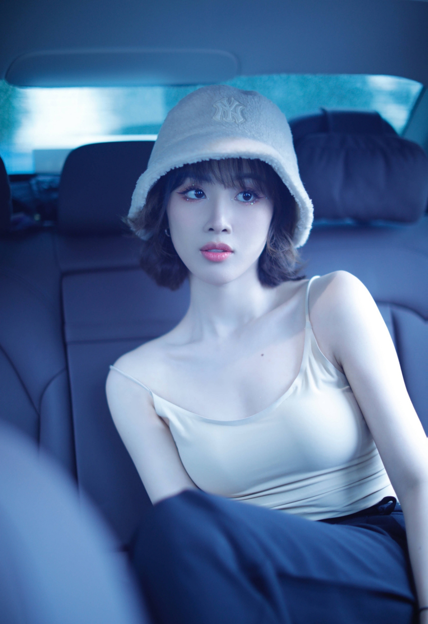 时尚又有气质的女歌手叶嘉