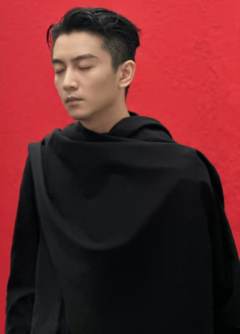 陈晓拍杂志表情严肃,头发梳得油亮,一整套黑色衣服帅气有型,气质特别