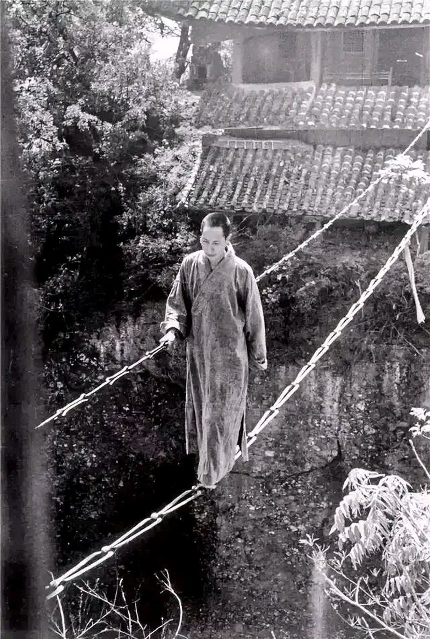 老照片|1930年代,四川江油窦门圌山上凌空蹈虚的僧人