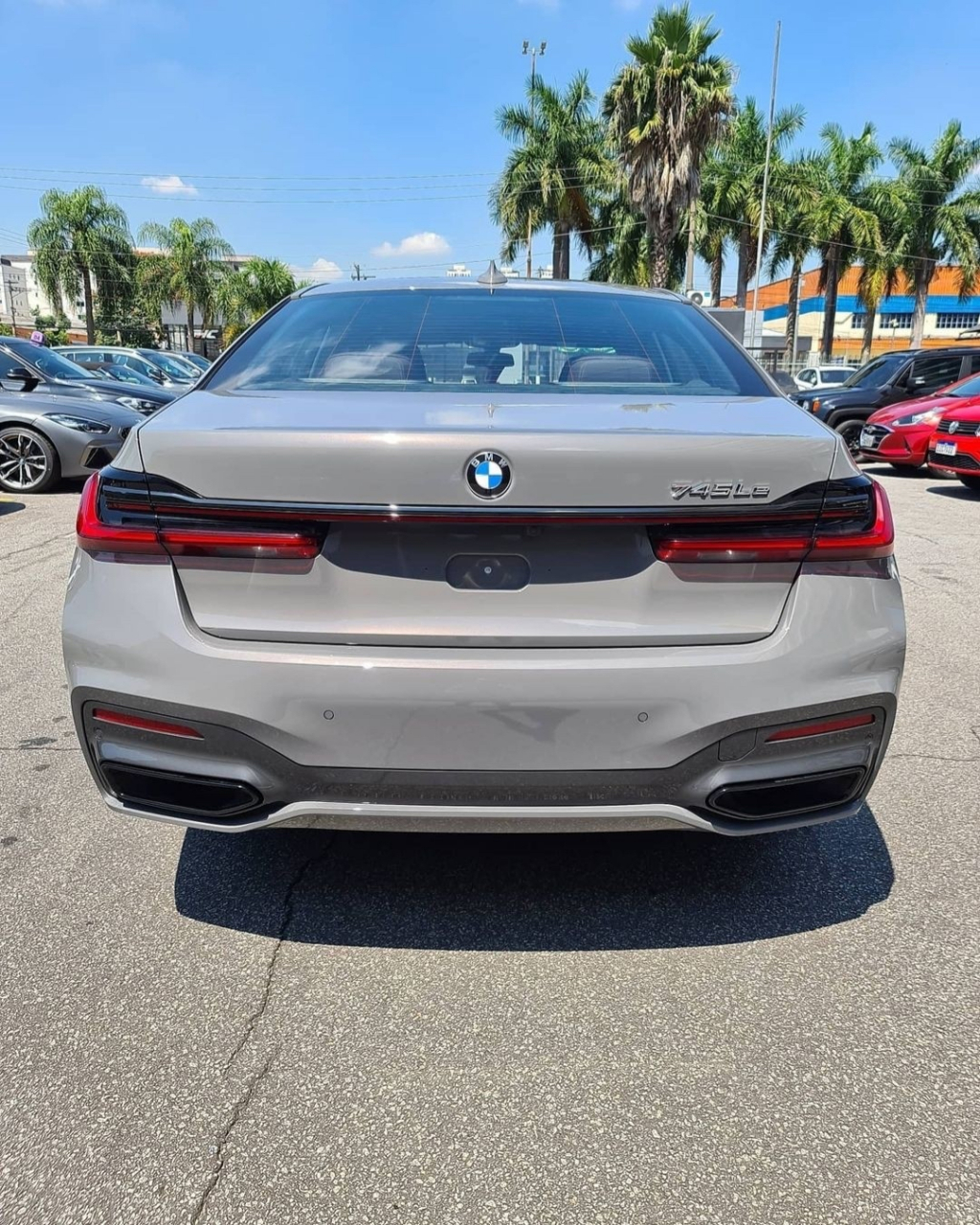 水泥灰宝马7系,外观套件熏黑处理,显得非常运动彰显气质,但这也是插电