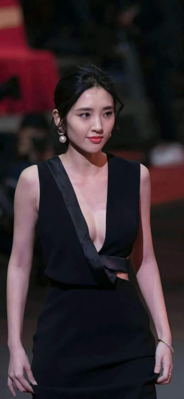 辣妈唐艺昕黑色抹胸礼服的穿搭显得性感迷人!