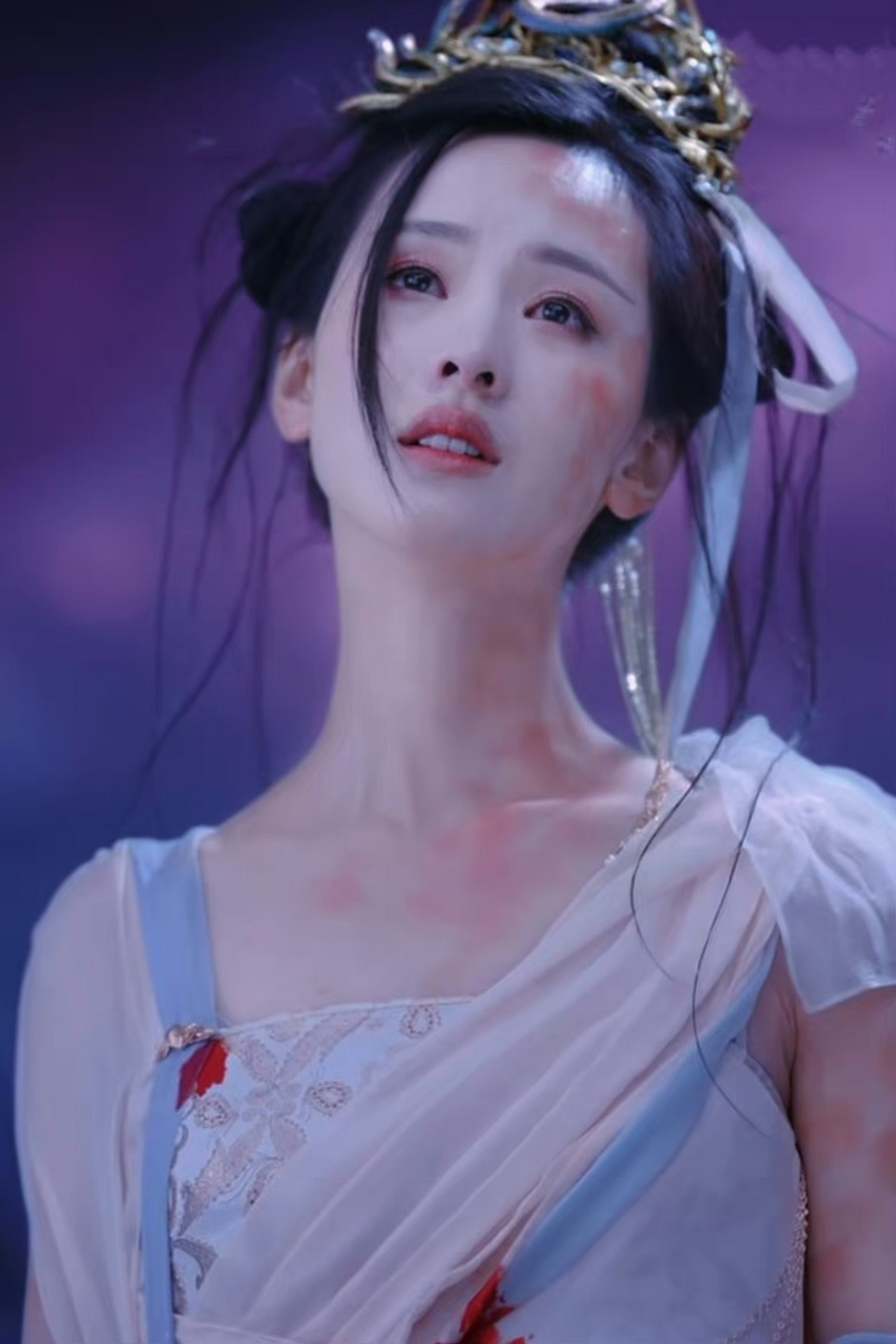 陈都灵真的有种我见犹怜的感觉,软糯小白兔