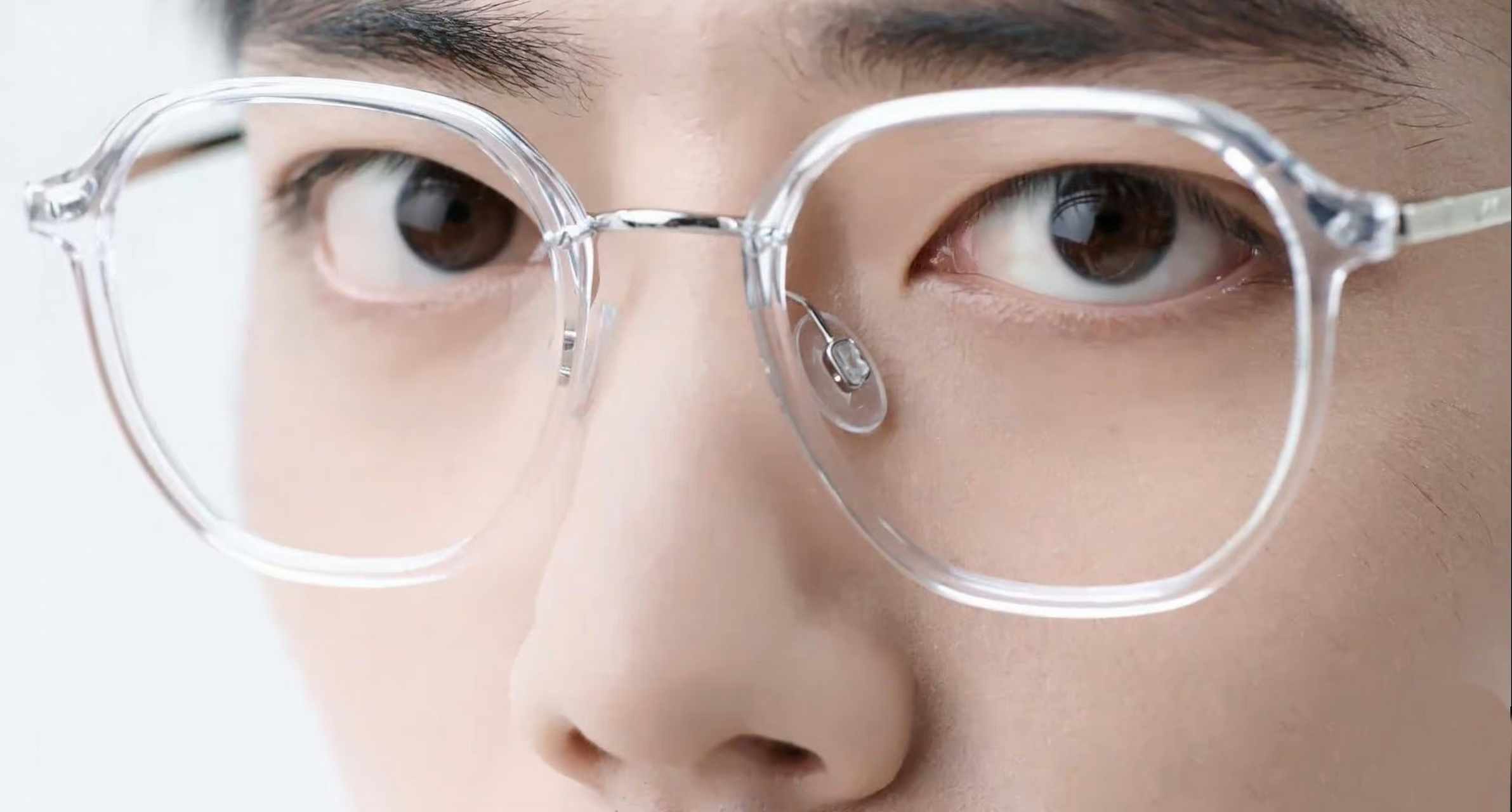 近距离欣赏,我战的眼睛好清澈明亮,特别是这个开扇式的双眼皮,啊啊啊