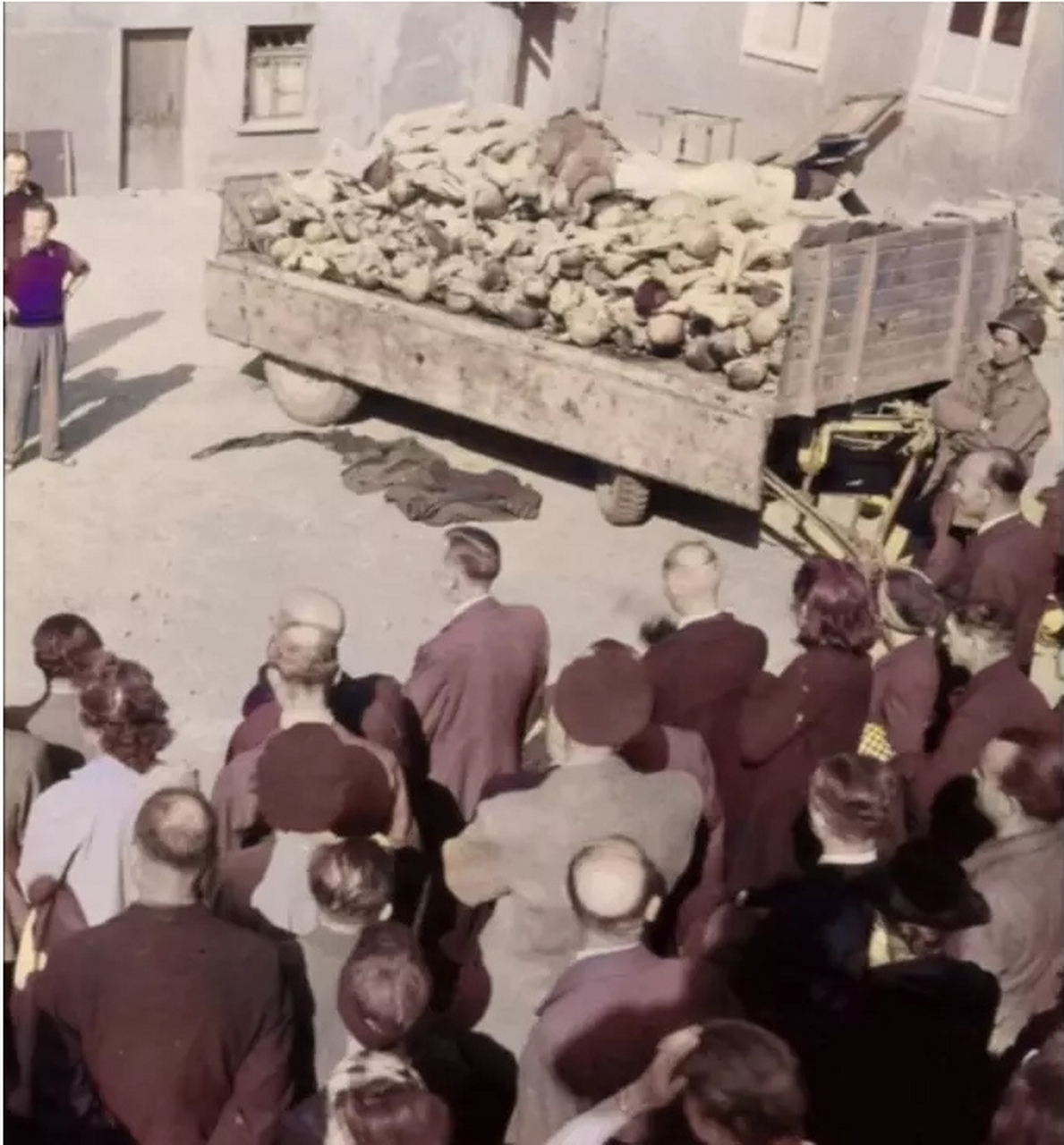 这是布痕瓦尔德集中营第一张被公布的照片