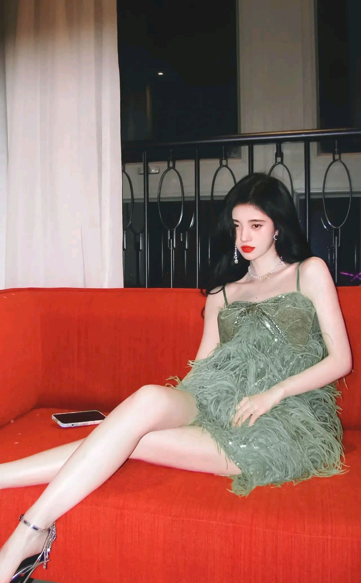 鞠婧祎一袭羽绒吊带裙尽显艳丽时尚