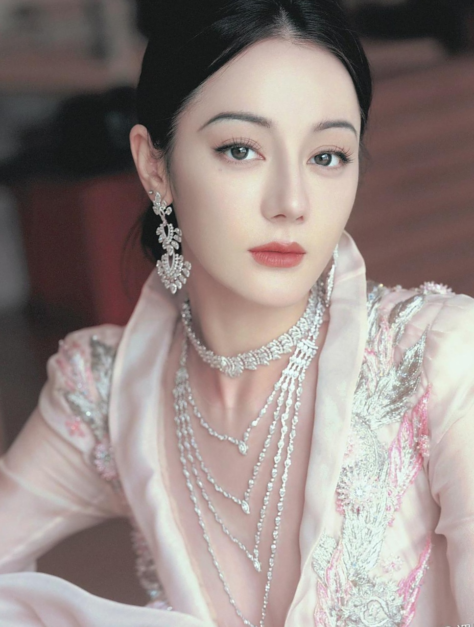 看迪丽热巴精致美丽,眉眼可人,妖娆性感,娇艳欲滴,妩媚动人!很吸睛!