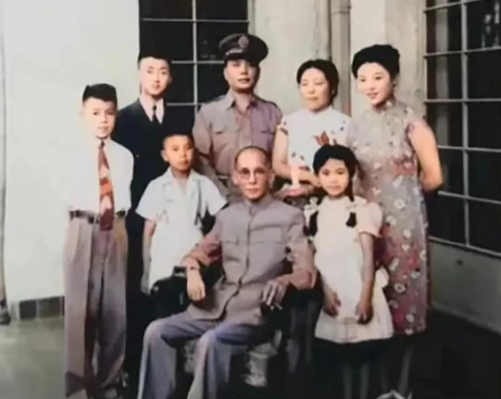 1947年,龙云和家人在云南昆明时的一张珍贵合影.