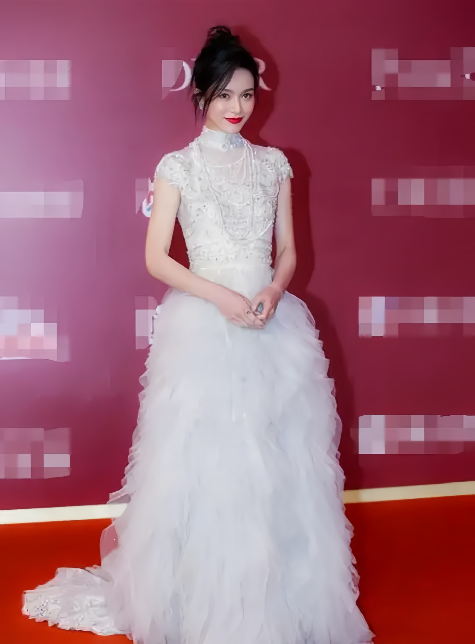 文咏珊以她迷人的外貌魅力令人倾心.