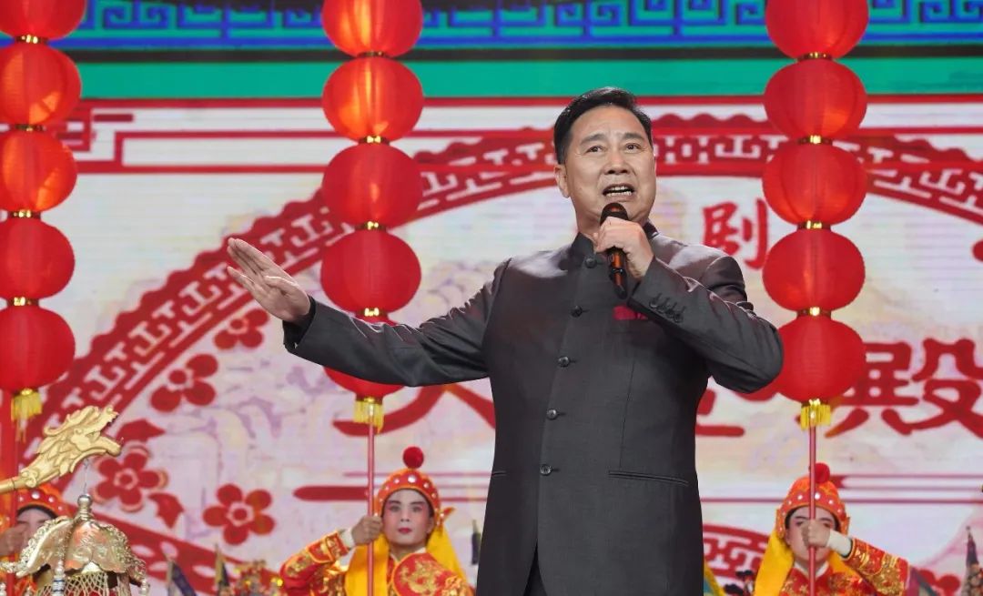 近日戏曲演员演出假唱引发争议,如今戏曲艺术衰败与此有很大关系