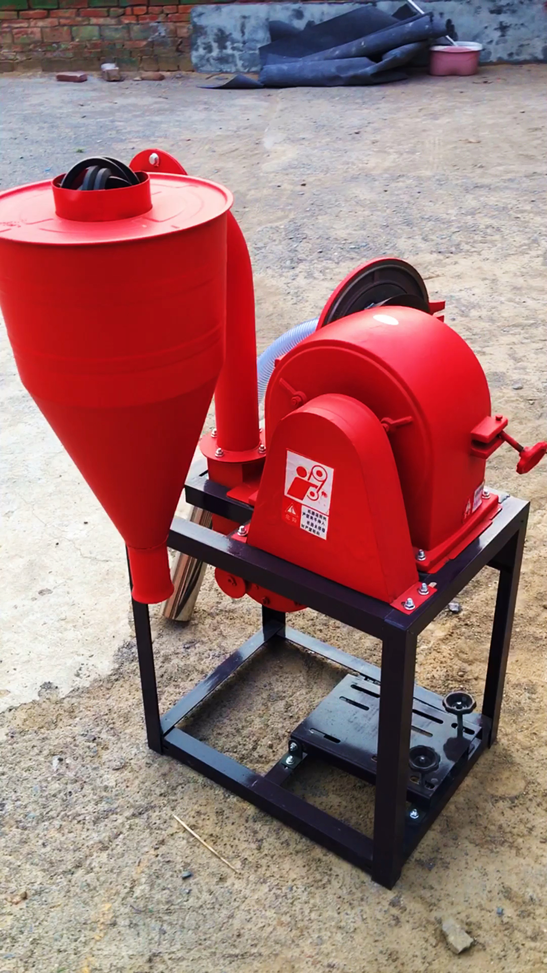 自吸式玉米粉碎机,二线电就可使用,时产800-1000斤左右