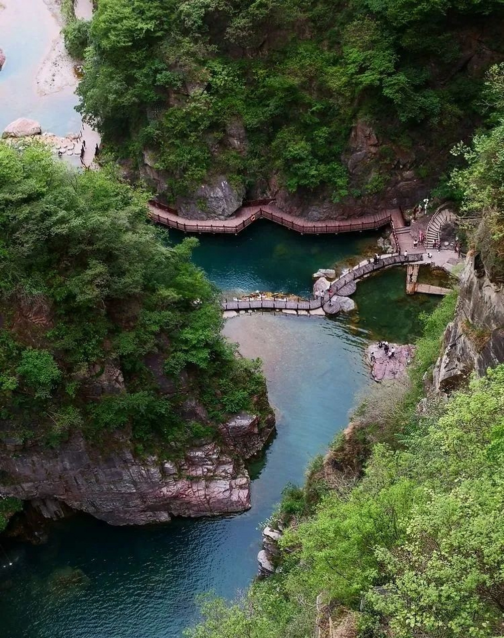 辉县宝泉瀑布群是距离郑州最近的瀑布群,宝泉三公里内十多道瀑布蔚为