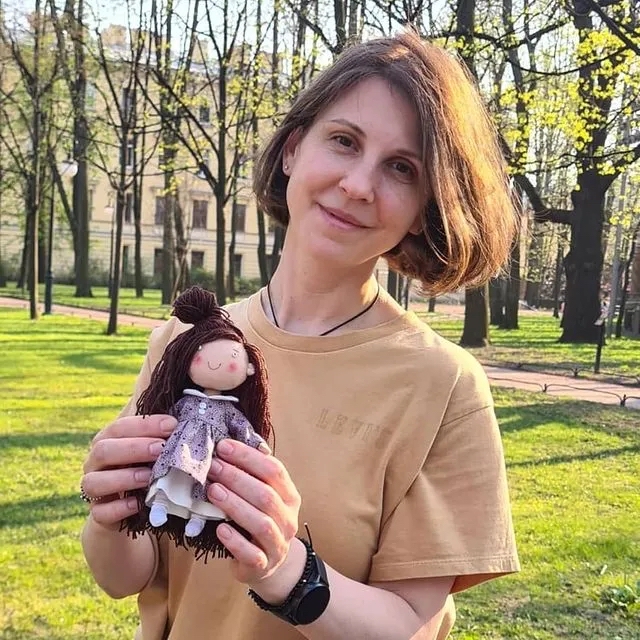 俄罗斯一位妈妈凭着对手工布娃娃的兴趣改变了职业