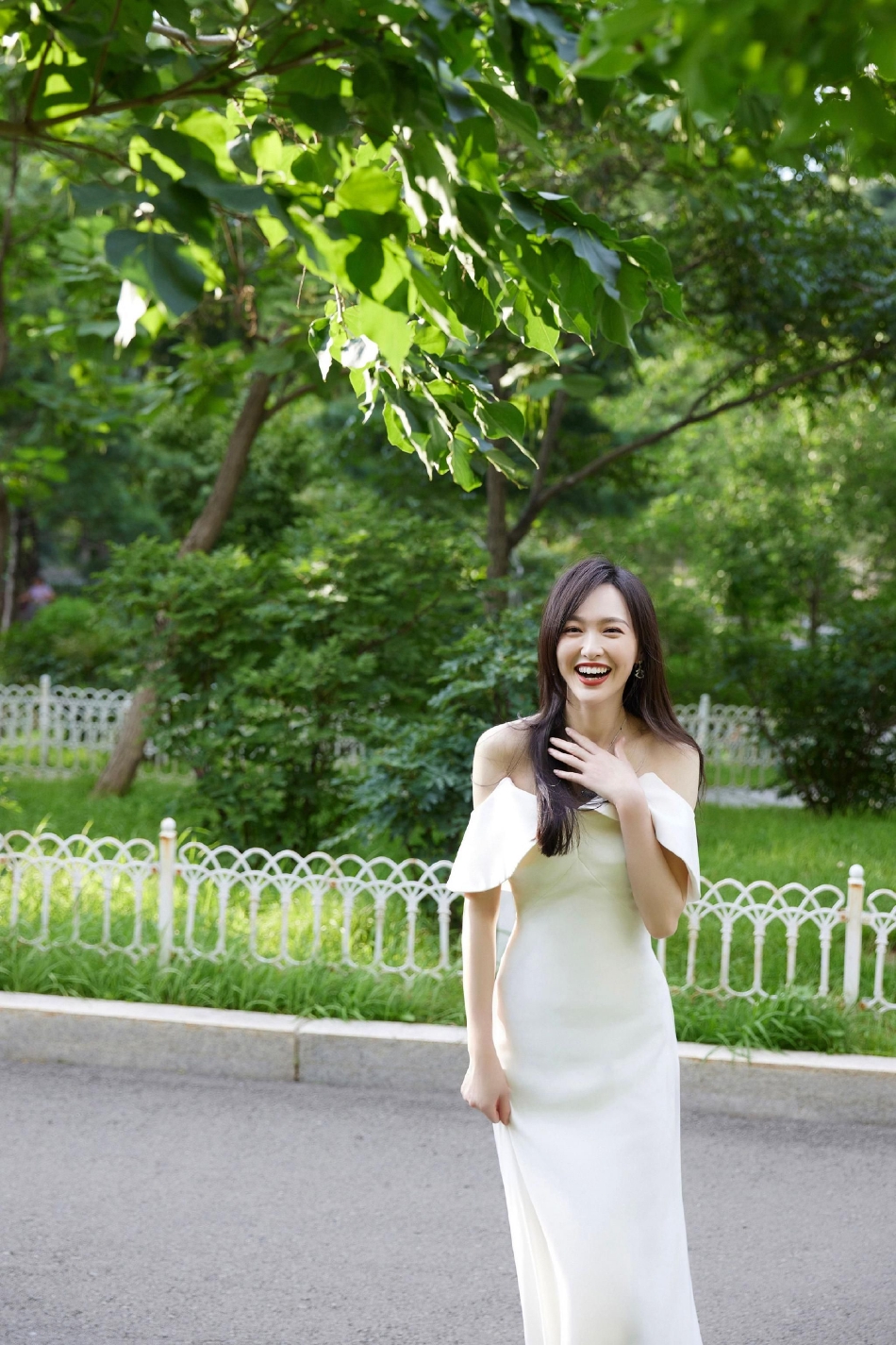 组图：唐嫣白色露肩长裙大片曝光夏日绿茵中长发翩然温柔缱绻