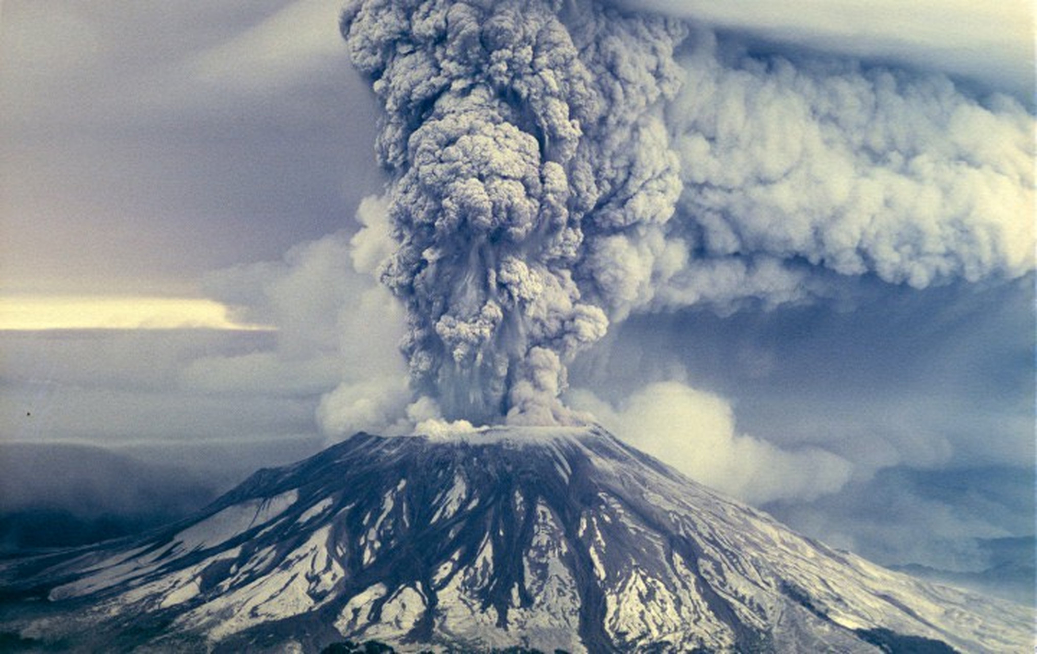 1980年爆发的圣海伦火山(mount st helens,位于美国西雅图附近.