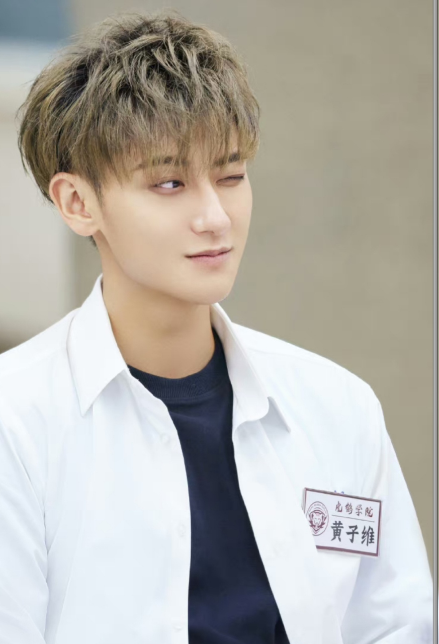 黄子韬减完肥录综艺,帅气值又回来了,脸型线条流畅,比发福那段时间