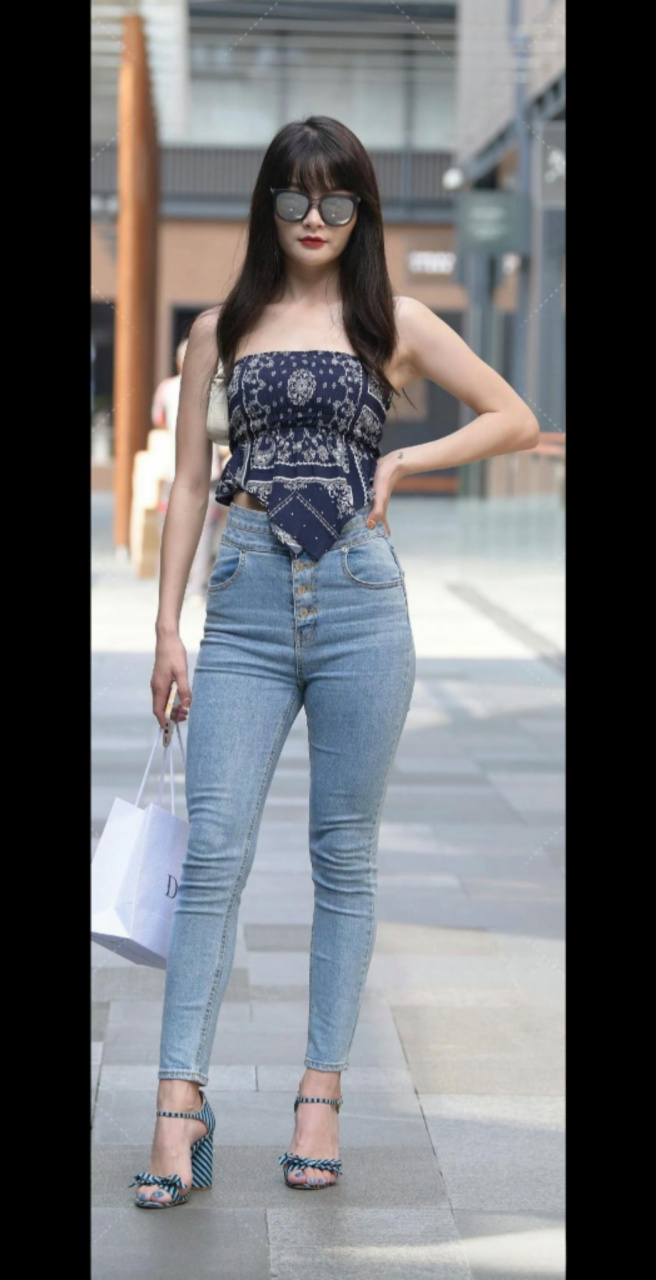 街拍性感迷人的紧身牛仔裤美女背影.