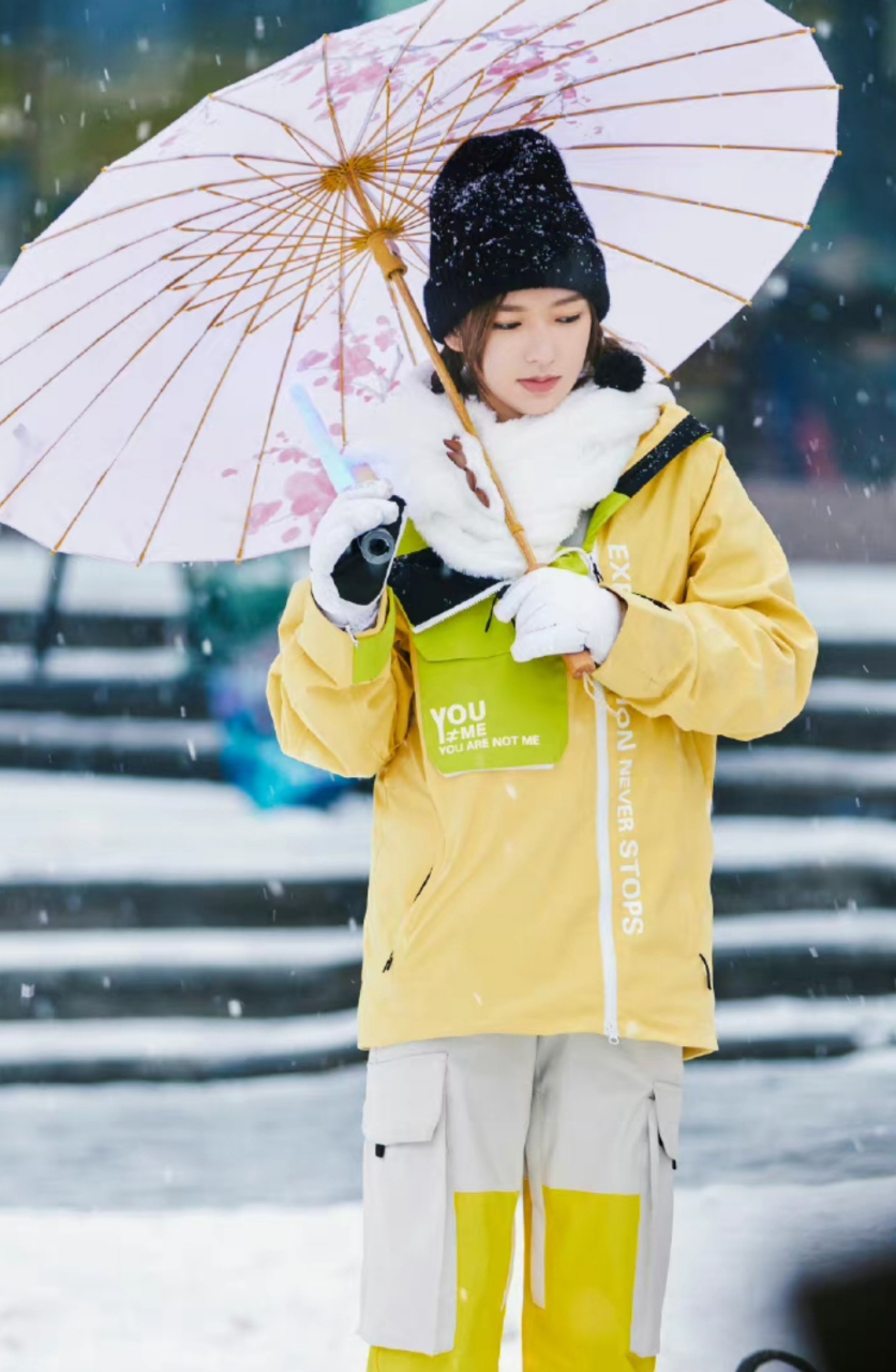 程潇去滑雪摔倒好多次,还好戴了护膝,助理拍到她的各种摔倒照,画面有