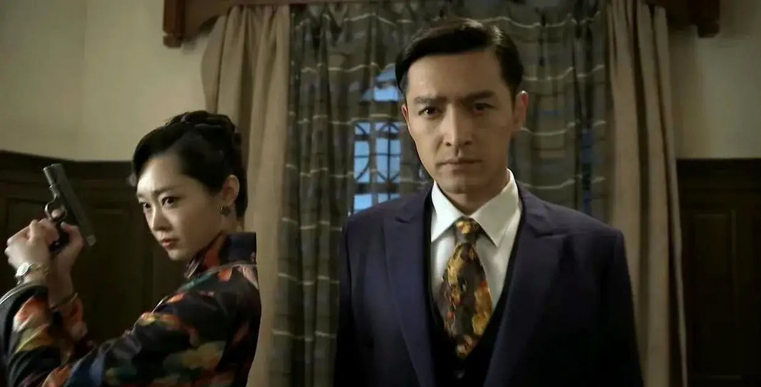 胡歌在《伪装者》的领带,是不是用宋轶旗袍剩下的布料做的?