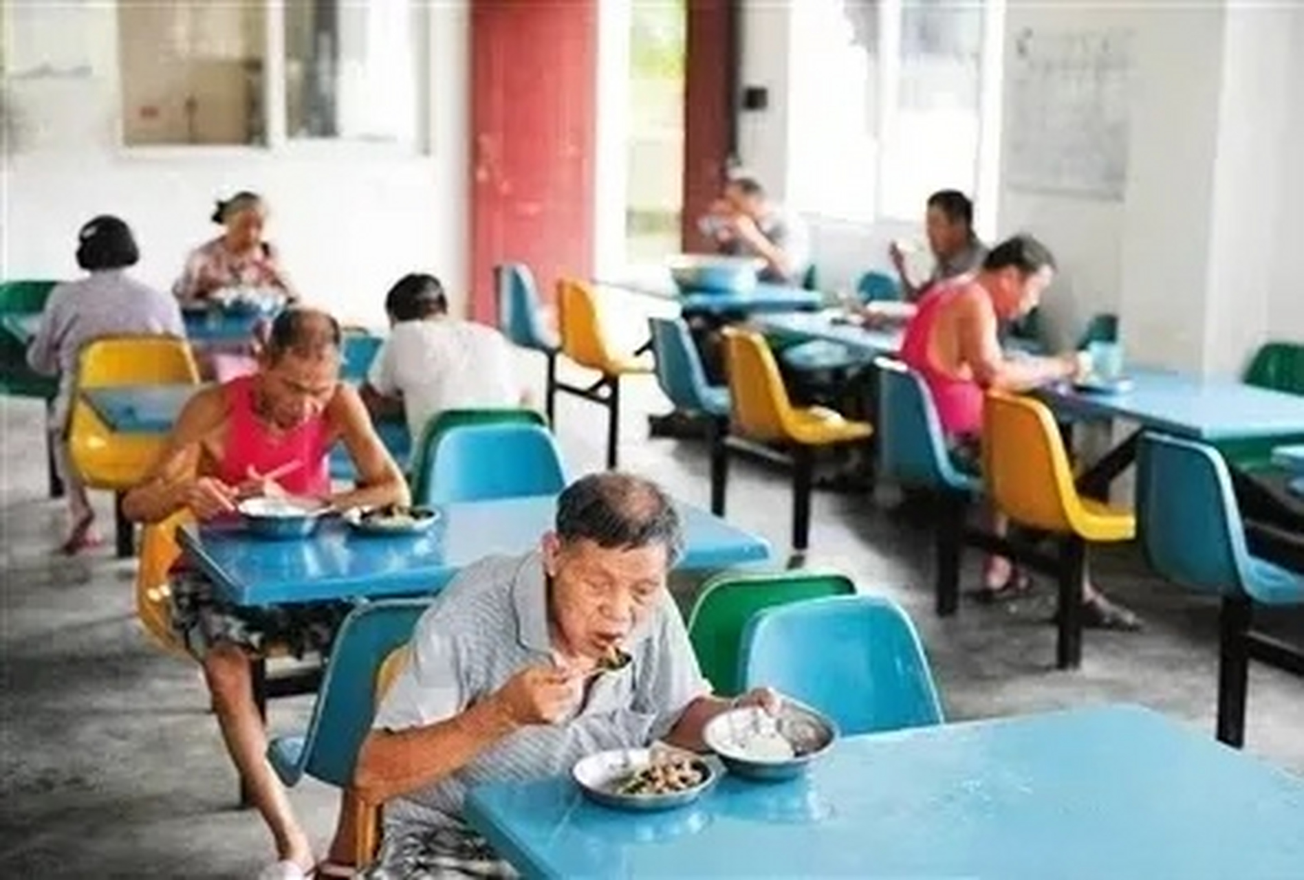 為什麼學校食堂總是對外承包呢?而政府食堂卻不一樣呢?