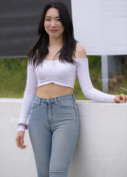 圆润型的美女,露肩上衣配高腰牛仔裤,秀出了好身材