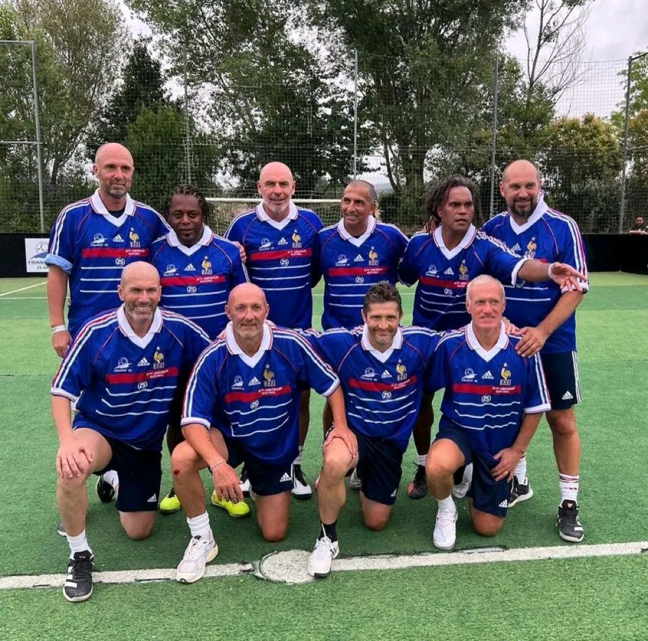 1998年世界杯冠军法国首发再聚首  这张照片是1998年世界杯决赛法国队