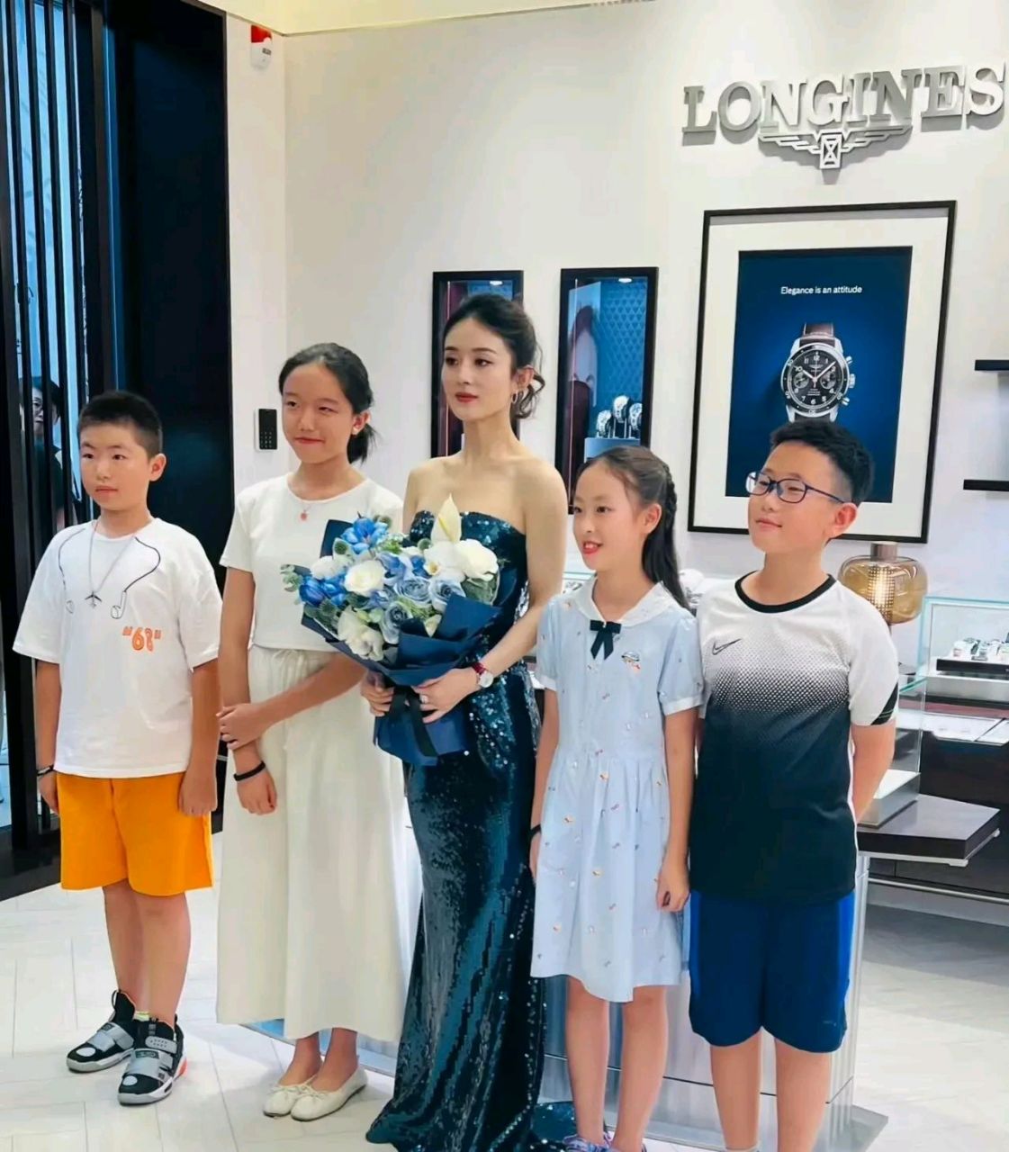 这是谁家的孩子啊,这么幸运可以和赵丽颖合照,真的让人羡慕了.