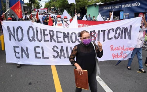 反对比特币成为法定货币 萨尔瓦多抗议者烧毁比特币ATM机