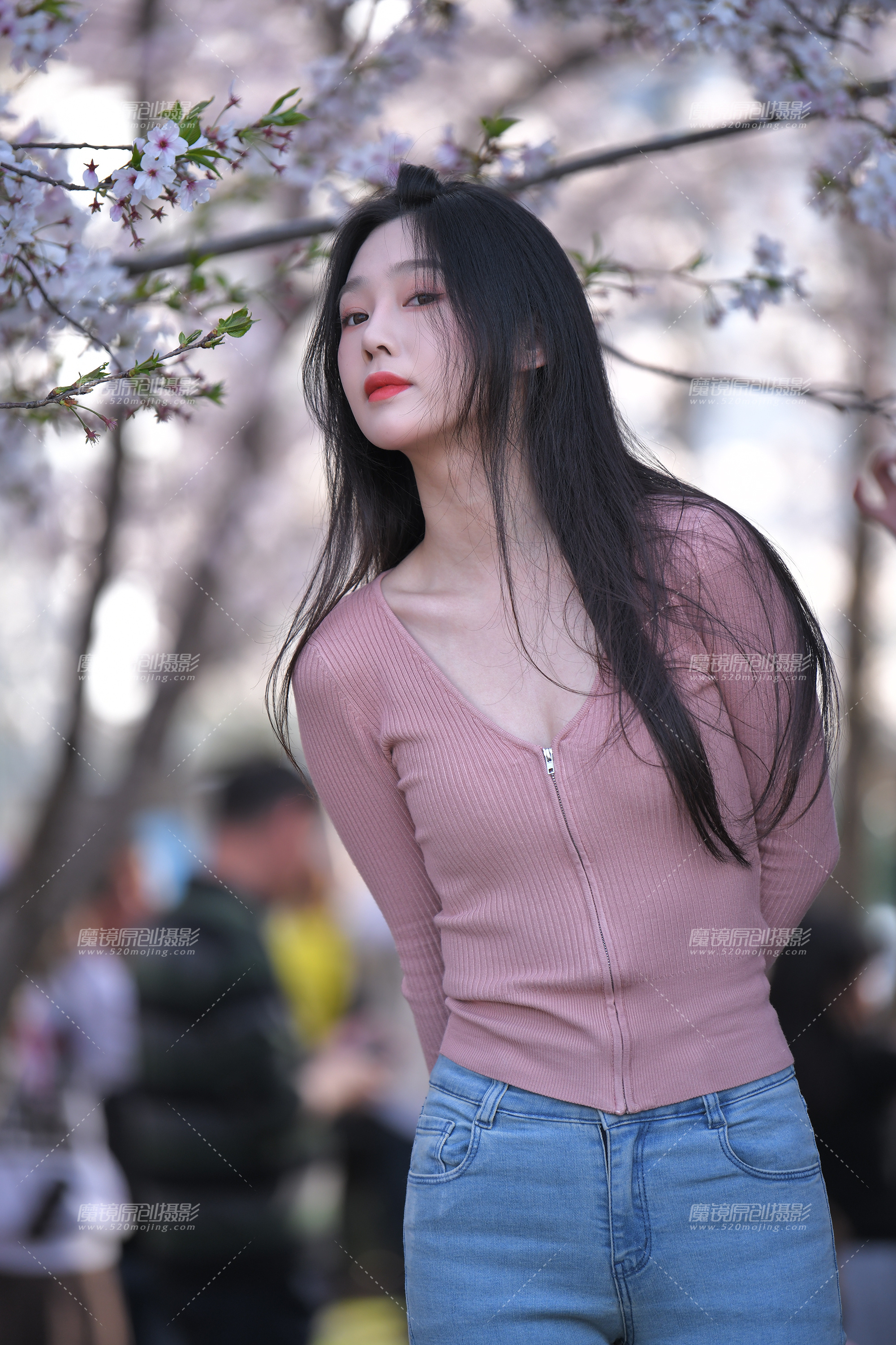 一位很朴素的牛仔裤美女