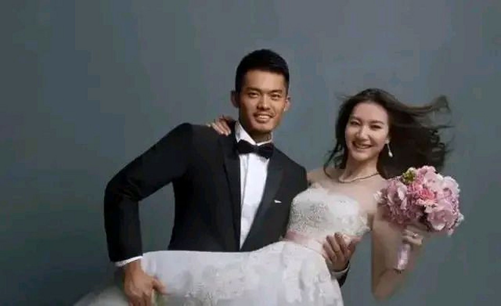 2016年,33岁的林丹在35岁妻子谢杏芳怀孕期间,出 轨了长腿嫩模赵雅淇
