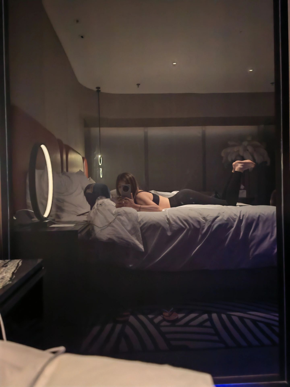 一个人躺在酒店的图片图片