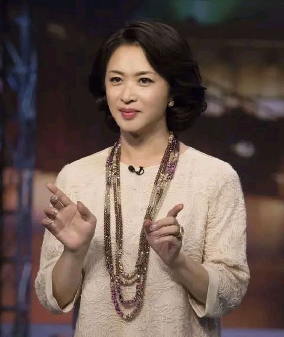 有天,金星家里那位年轻貌美的保姆,找汉斯借3万块钱,汉斯觉得小姑娘不