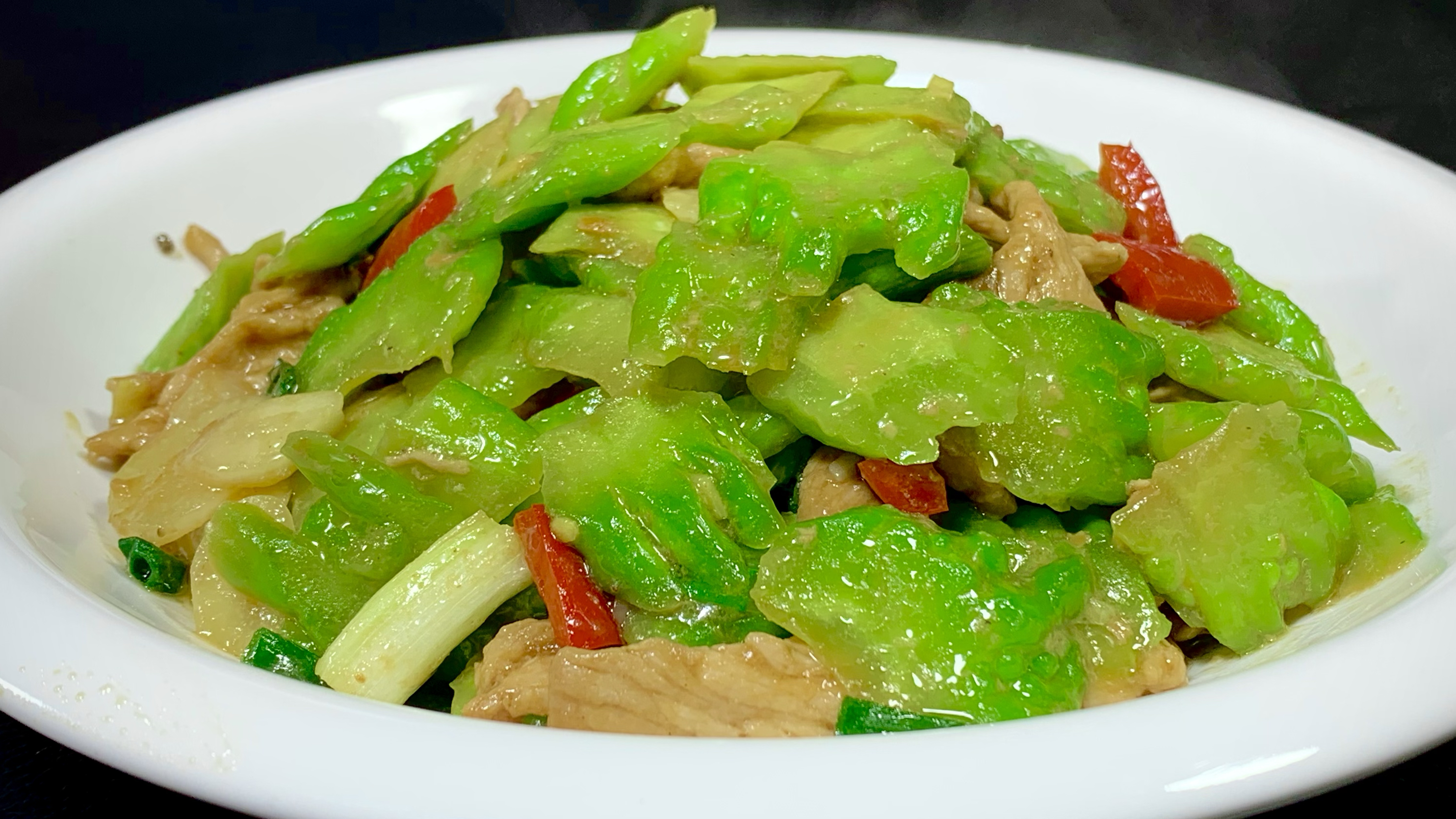 苦瓜炒肉怎么做好吃？总厨教你一招，苦瓜碧绿脆爽，肉片鲜嫩不柴