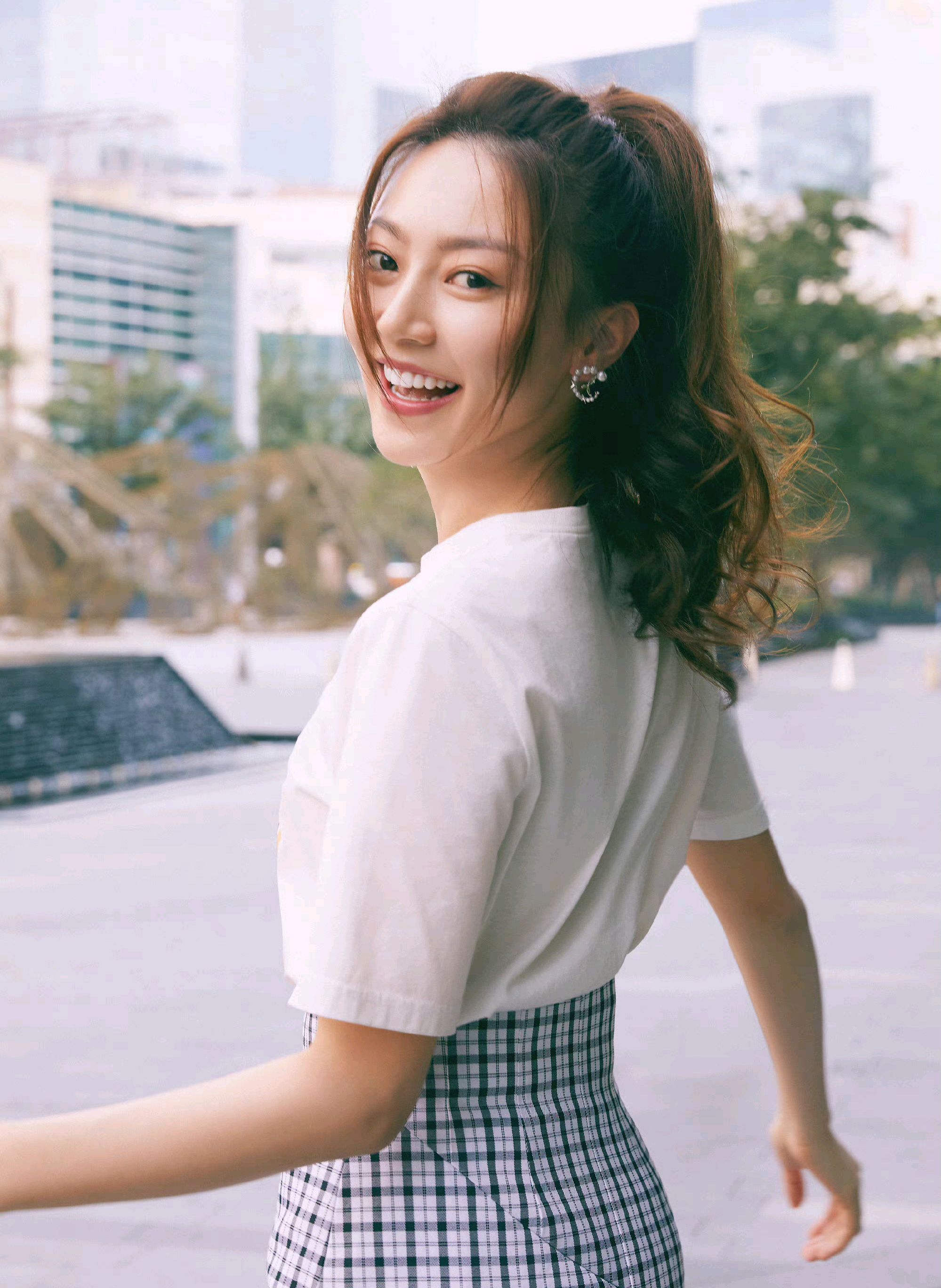 优雅时尚的黄梦莹