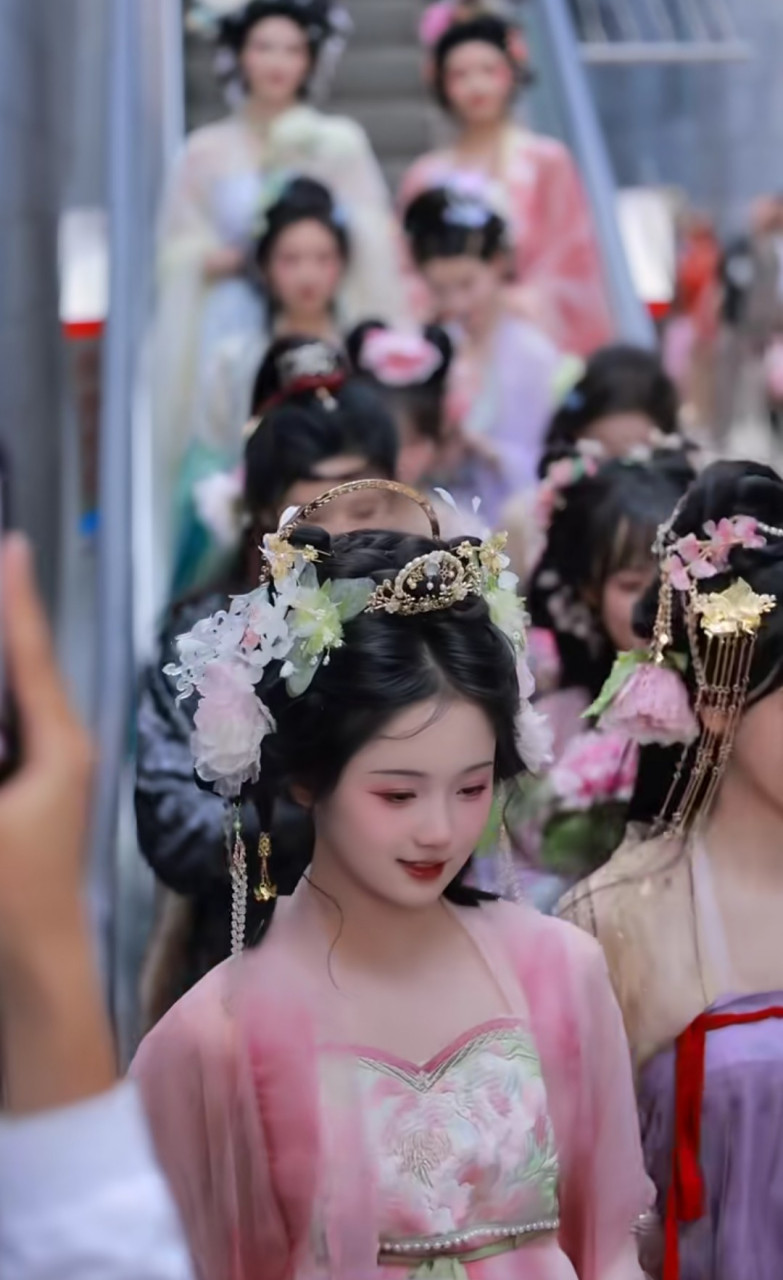 汉服# 在洛阳街头碰见这群汉服小姐姐,你打算加哪位小姐姐的照片.