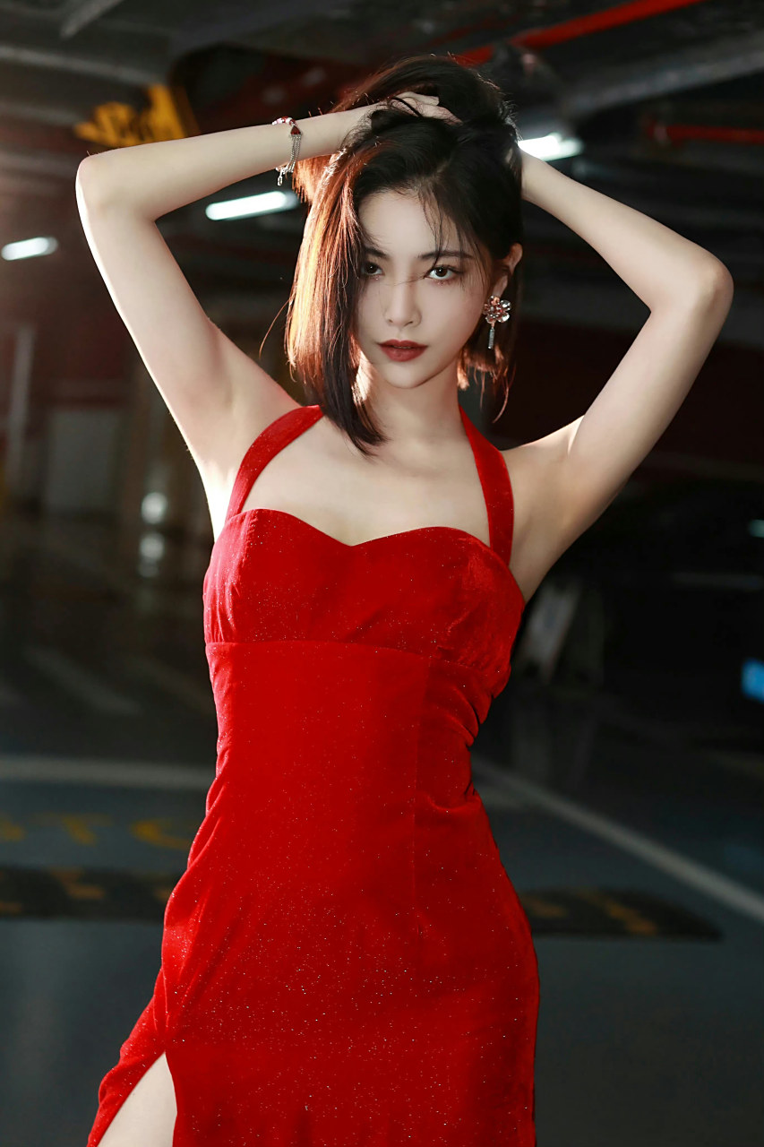 许佳琪 红色开叉裙秀美腿玉足