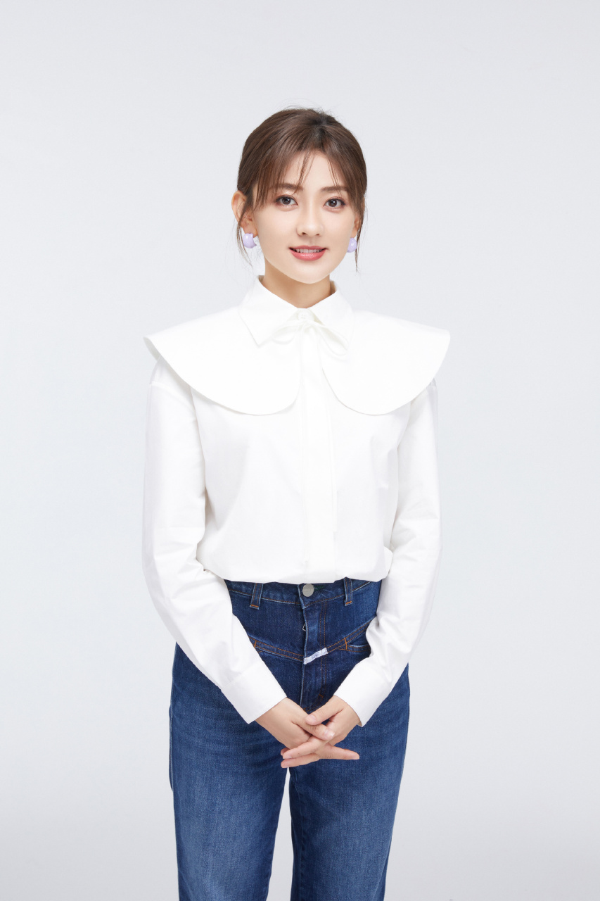 梁洁白色衬衫搭配天蓝色牛仔裤,春日小清新装扮