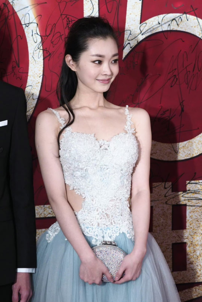 宋轶穿细吊带露背裙,秀出好身材 ! #心随星动