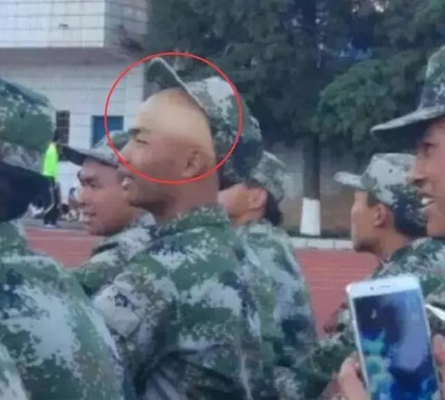 女生军训前vs军训后对比,黑了不止一个色号,更像是长了一个辈分
