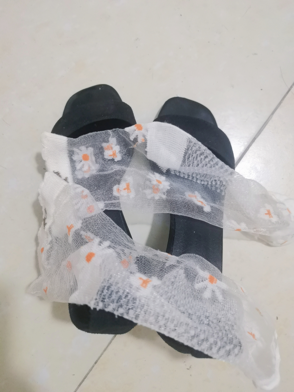 袜子穿得脏死了,懒得洗,要扔了吗