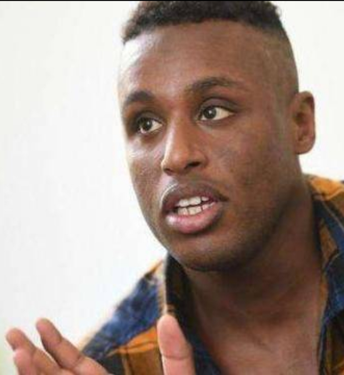 这个黑人伊博可不简单,之前就有媒体曝料他曾发表侮辱国人的言论