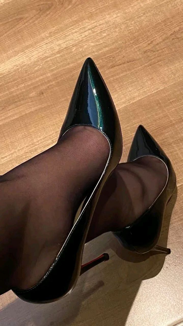 这双高跟穿着比我那双同款的红底黑面高跟舒服,谁看出来细微的差别了