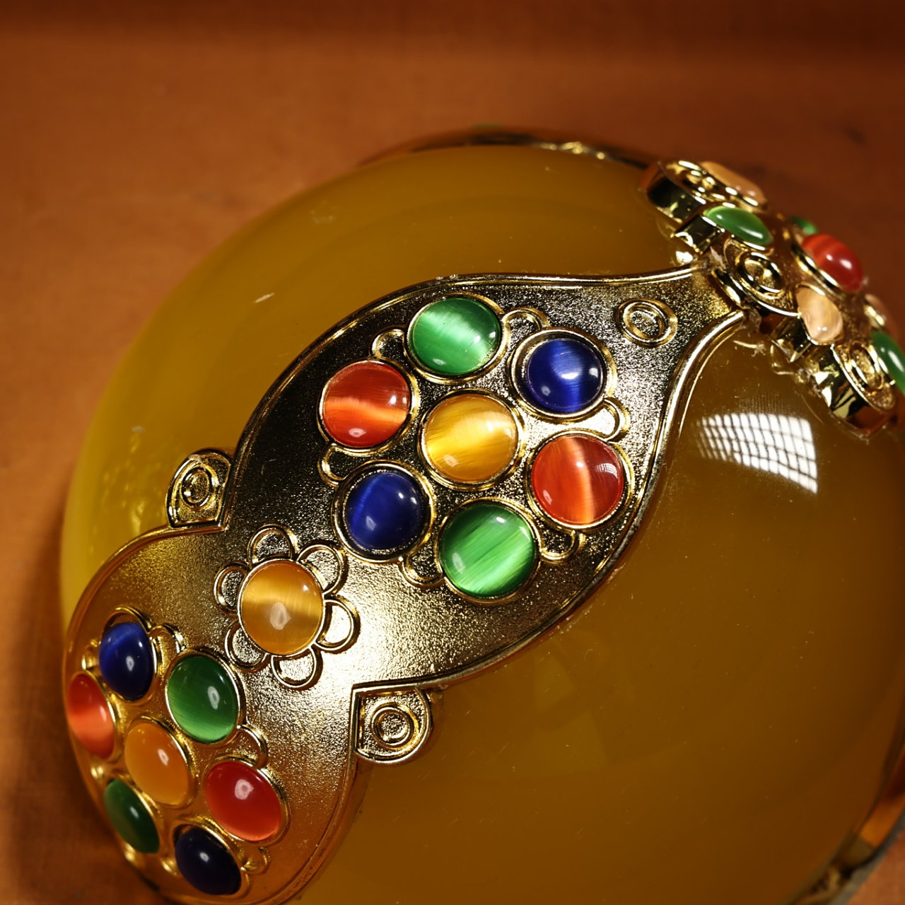 珍品旧藏收罕见极品猫眼石镶嵌宝石球一对 保存完好 配老彩绘漆器官箱