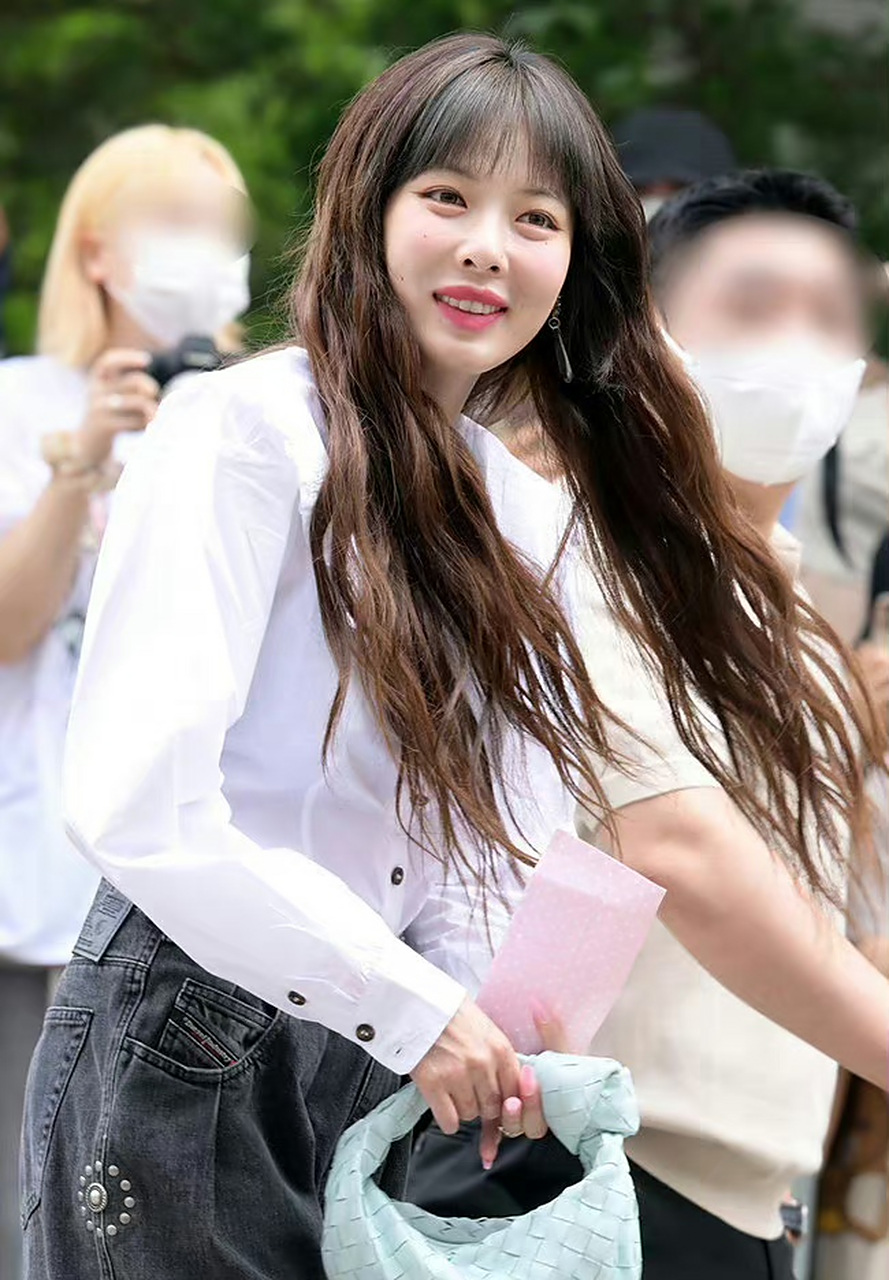 泫雅最新黑色短发造型和之前造型比你更喜欢哪个?