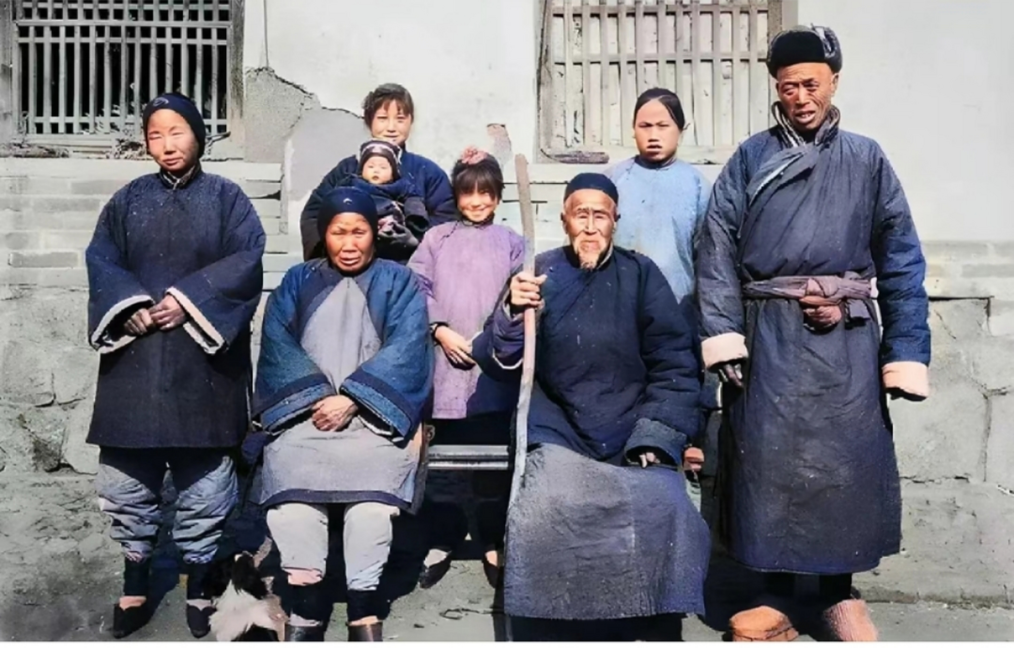 民国时期,一个平凡的农村家庭,留下了这张珍贵的合影.