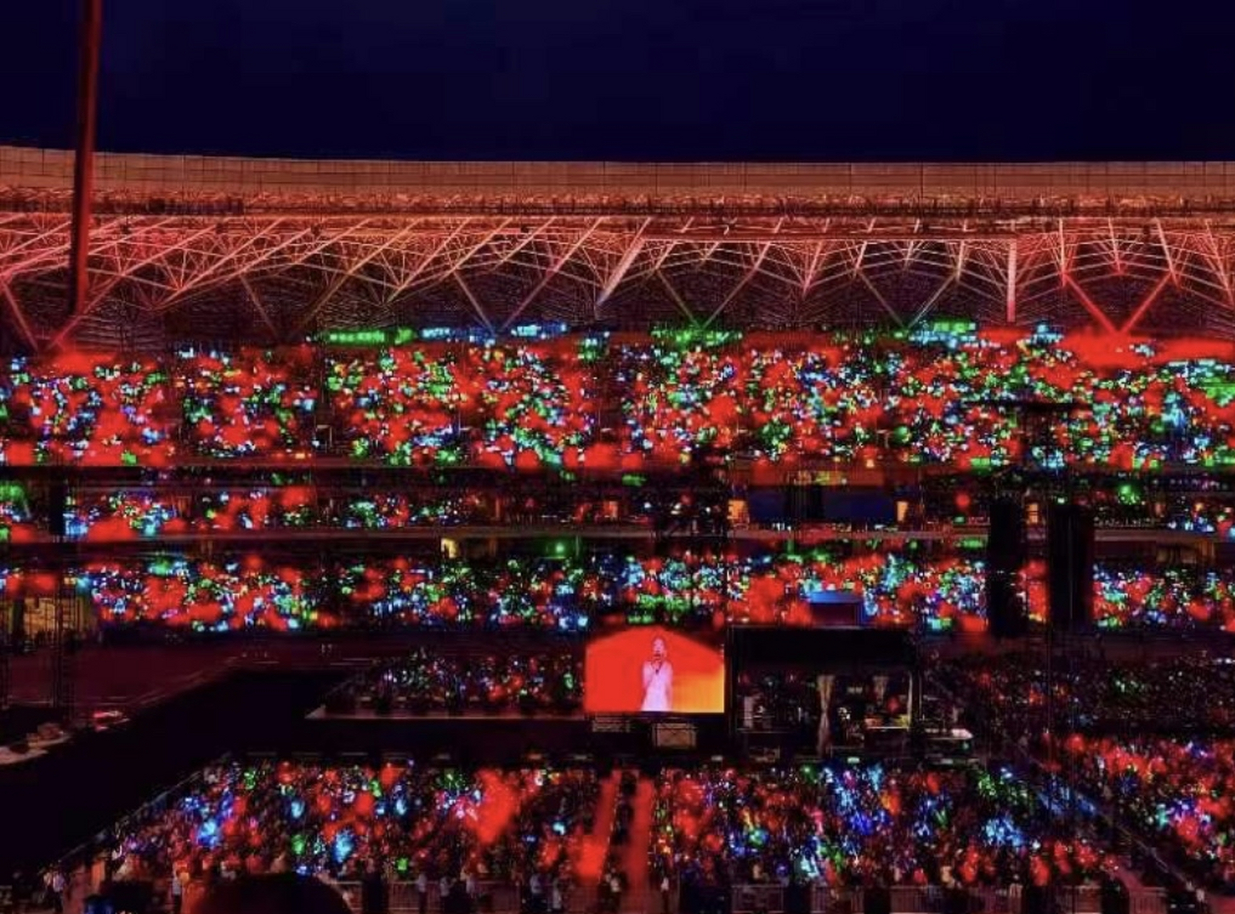 tfboys应援灯牌来了,西安的天空红了吧#tfboys十周年演唱会