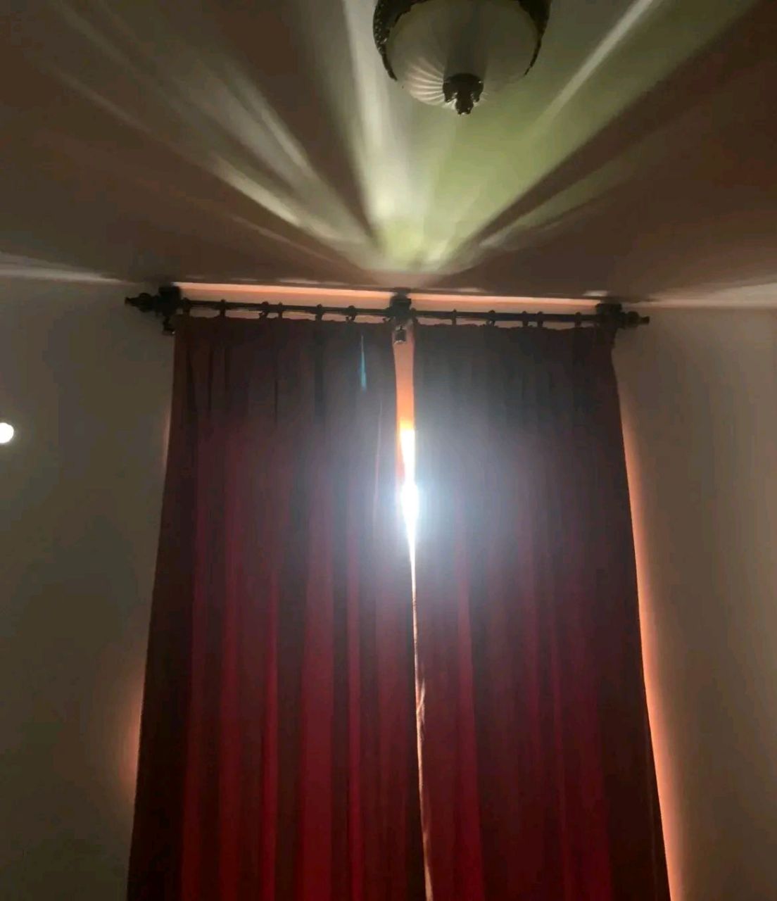 卧室装了罗马杆,现在漏光严重,后悔没装窗帘盒.